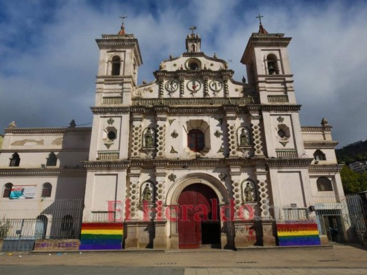 FOTOS: Pintada con la bandera LGTBI amanece iglesia Los Dolores   