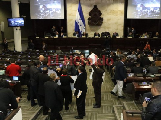 Así fue la protesta de los diputados de Libre en la sesión del Congreso Nacional este jueves