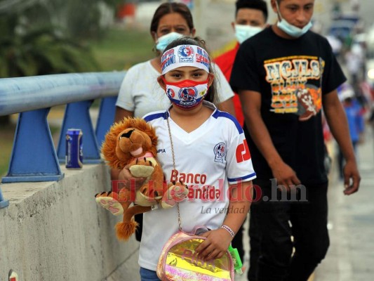 FOTOS: Así fue la mega caravana que realizaron los aficionados merengues por los 109 años de Olimpia   