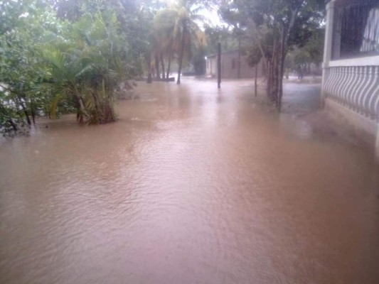 FOTOS: Desborde de ríos y aludes dejan lluvias por frente frío en Honduras