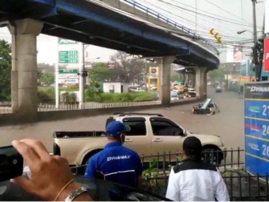 Tráfico, inundaciones y carros atascados por fuerte lluvia en la capital