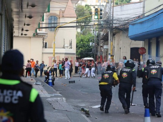 Golpes, gas lacrimógeno y mercancía dañada dejó desalojo de vendedores en casco histórico