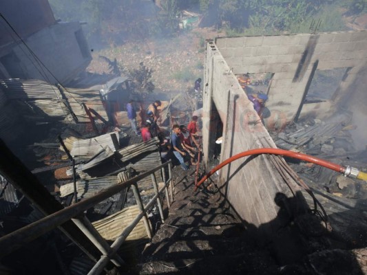 Las 15 dramáticas imágenes del incendio que cegó la vida de una menor y arrasó con siete casas en la colonia Fernando Calderón