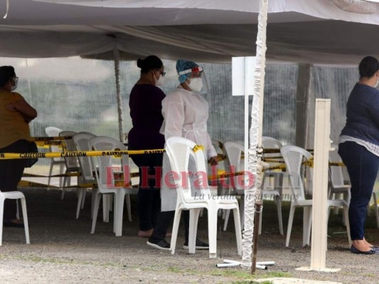 FOTOS: Héroes libran dura batalla contra el covid-19 en triajes y hospitales