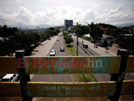 Baches, tierra y alcantarillas destapadas: deterioradas calles de la capital (FOTOS)