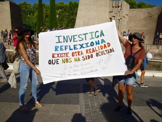 Imágenes: Fuertes protestas en Madrid tras medidas de bioseguridad adoptadas por el gobierno