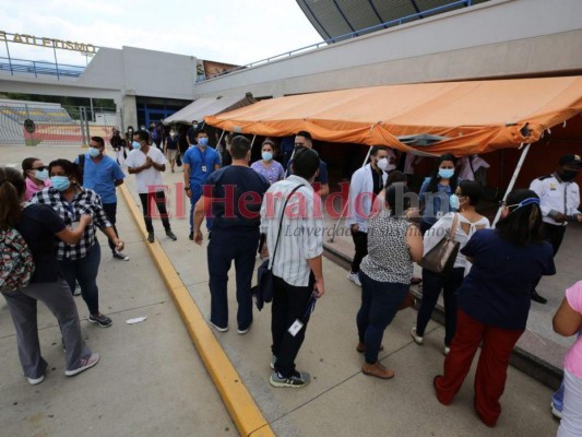 Así arrancó la cuarta jornada de vacunación para terminar de inmunizar al personal médico en la capital (FOTOS)  