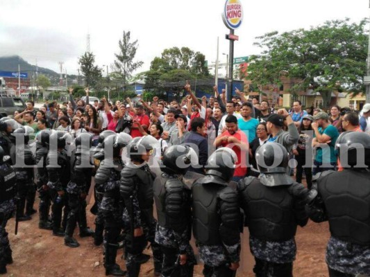 Impactantes imágenes del desalojo de estudiantes por la policía en la UNAH