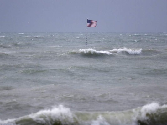 En imágenes: Florida se prepara para afrontar tormenta Isaías