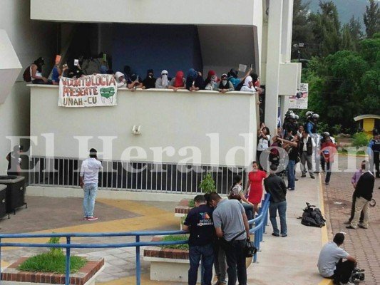 Impactantes imágenes del desalojo de estudiantes por la policía en la UNAH