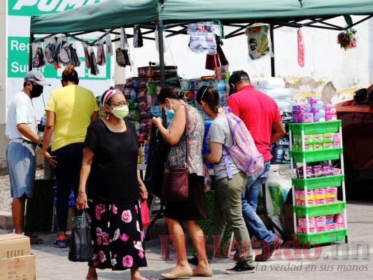 Tráfico y largas filas en bancos imperan en jornadas de abastecimiento de capitalinos