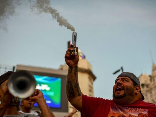 Argentinos marchan en búsqueda de respuestas sobre la muerte de Diego Maradona