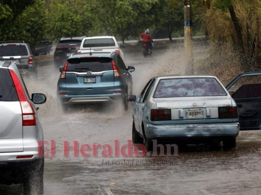 Calles convertidas en ríos y aceras inundadas, así luce la capital tras las lluvias