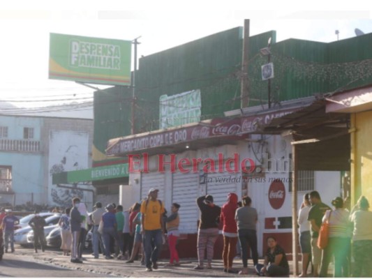 Unos respetando medidas, otros no: Capitalinos se abastecen este jueves