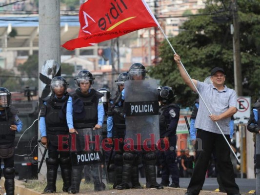 Gases, piedras y caos en marcha alterna de Libre este 15 de septiembre