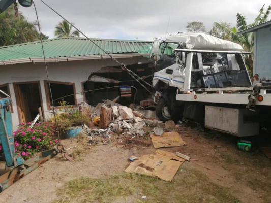 FOTOS: Así quedó el lugar donde impactó el camión en El Tizatillo