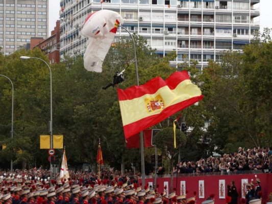 Divertidos memes del paracaidista accidentado en los desfiles de España