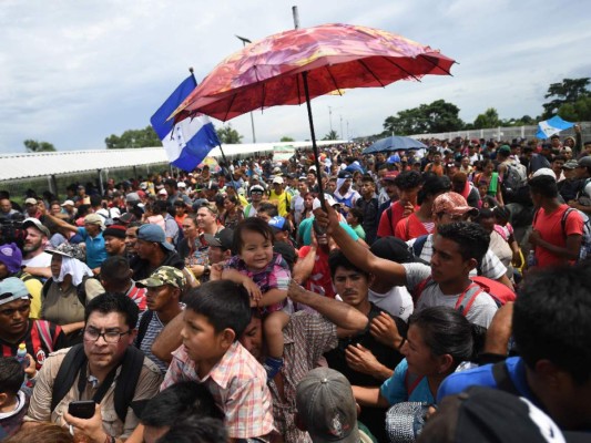 FOTOS: El rostro de dolor de los niños hondureños cuando la caravana migrante rompió los portones en la frontera con México