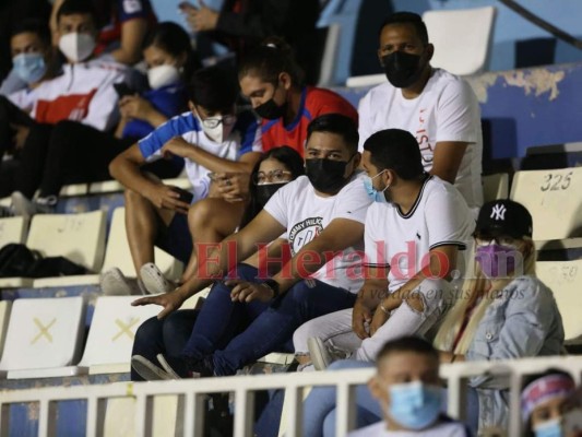 Afición merengue le pone color al clásico Olimpia-Real España en el Nacional (Fotos)