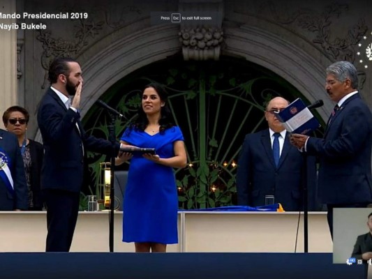 De azul y mostrando su avanzado embarazo, así llegó Gabriela Rodríguez a la investidura de Nayib Bukele