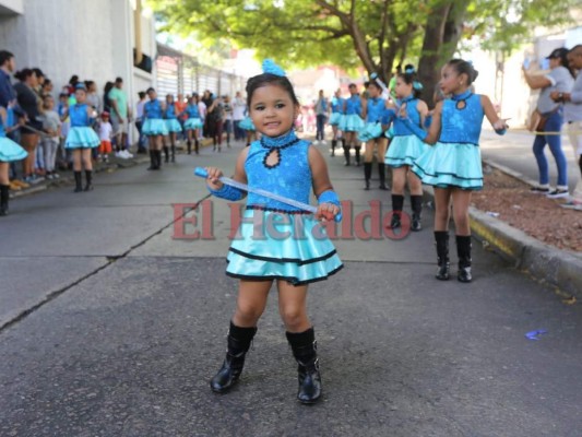 Escolares hondureños rinden homenaje a la Patria llenó de color y sonrisas  