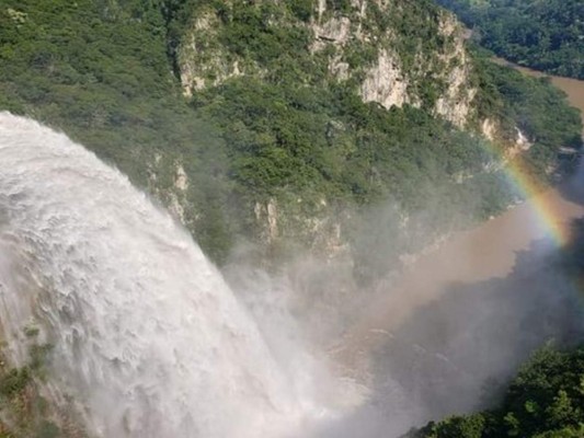 Así se ejecuta la descarga de agua en la represa El Cajón (Fotos)