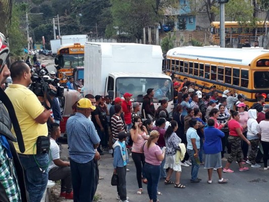 Imágenes del caos vial en la salida al sur ante la toma de calle de los pobladores de la aldea Yaguacire