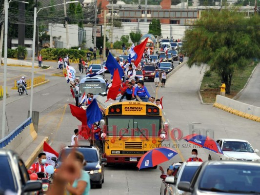 FOTOS: Así fue la mega caravana que realizaron los aficionados merengues por los 109 años de Olimpia   