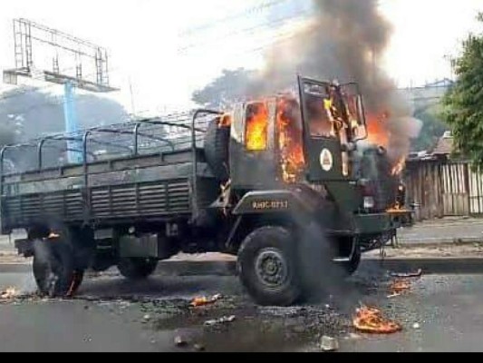 Manifestantes queman camión del Ejército en la colonia El Carrizal