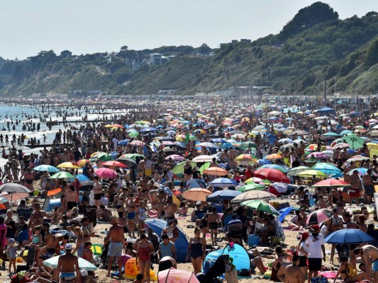 FOTOS: Indignante aglomeración en playa del sur de Inglaterra en plena pandemia