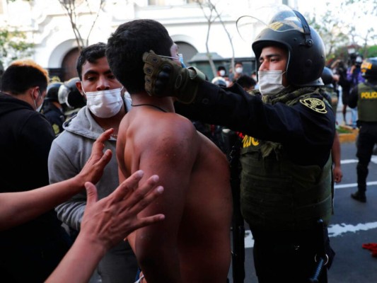 FOTOS: Sigue el ambiente tenso en Perú contra nombramiento de Manuel Merino