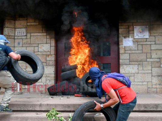 FOTOS: El momento del incendio en la Embajada de Estados Unidos en Honduras