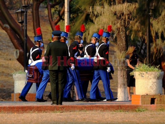 FOTOS: Con máximos honores recibieron restos del expresidente Callejas