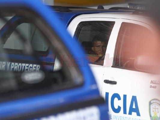 FOTOS: Momento en el que familiares retiran el cuerpo de la niña de dos años que murió tras resultar con el 80 por ciento de su cuerpo quemado