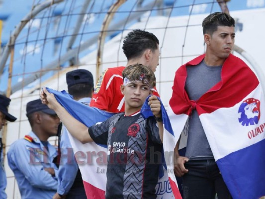 Bellezas y ambiente de la afición merengue en el Olímpico para el clásico capitalino en SPS