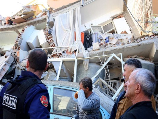 FOTOS: Desesperación y desconsuelo tras terremoto que dejó 16 muertos en Albania