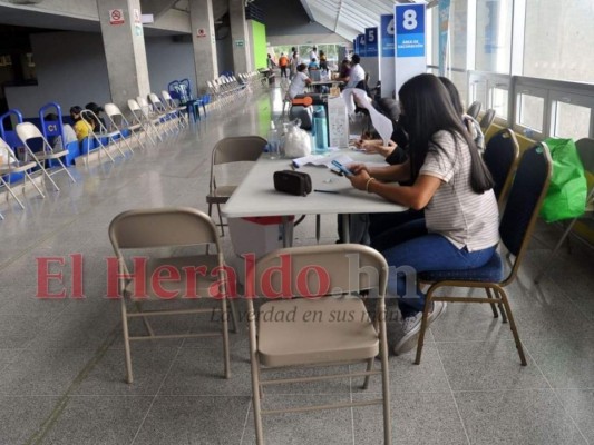 Completamente vacíos: Así lucieron este lunes los centros de vacunación en la capital