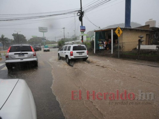 FOTOS: Los estragos que causó el fuerte aguacero este martes en la capital