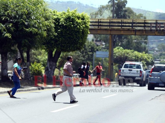 FOTOS: Capitalinos al filo de la muerte al atravesar peligrosos cruces  