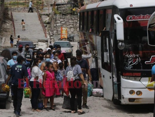 Entre restricciones y operativos, capitalinos viajan durante Semana Santa