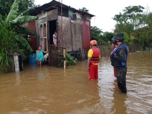 En imágenes: fuertes lluvias inundan las calles y casas de Puerto Cortés