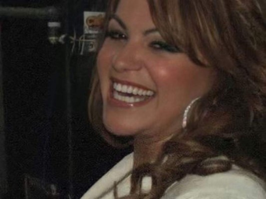 Una misteriosa sombra y escenario en forma de cruz: así fue el último concierto de Jenni Rivera