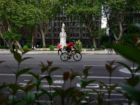 Pese advertencia sobre peligros de reapertura, españoles salen a las calles