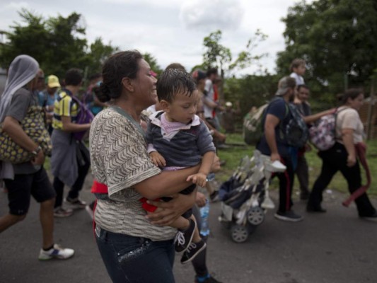 FOTOS: El rostro de dolor de los niños hondureños cuando la caravana migrante rompió los portones en la frontera con México