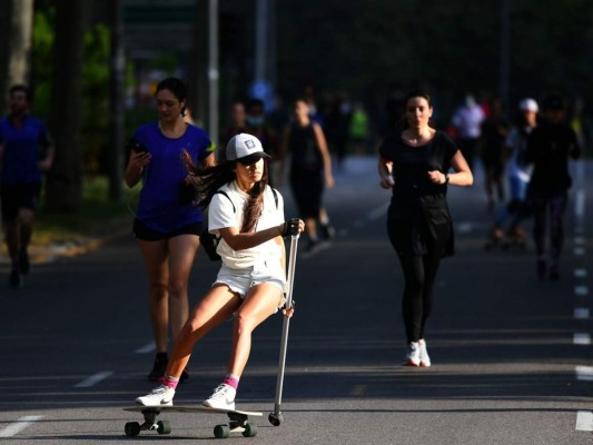 Pese advertencia sobre peligros de reapertura, españoles salen a las calles