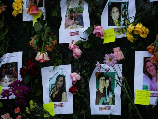 Familiares de las víctimas en Surfside rinden homenaje con emotivo monumento improvisado