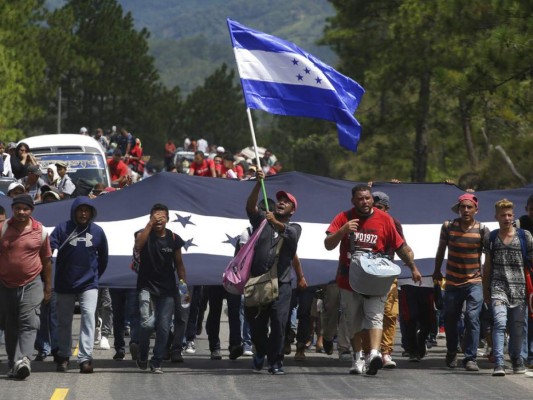 Con documentos en mano, caravana de migrantes hondureños avanza a través de Guatemala rumbo a EEUU