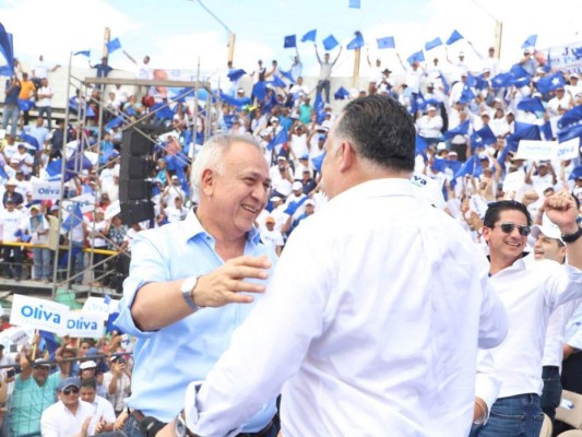 FOTOS: Entre aplausos y ovaciones, Mauricio Oliva oficializa precandidatura a la presidencia