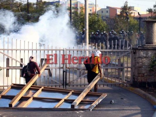 Lo que no se vio de la protesta y tomas del MEU frente a la UNAH