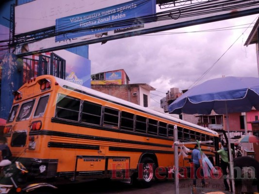 Con o sin mascarilla, capitalinos abarrotan mercados pese a que amenaza persiste (FOTOS)